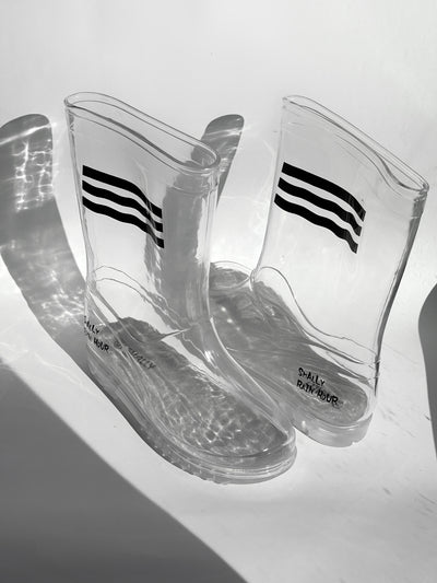 Les bottes en caoutchouc sont transparentes