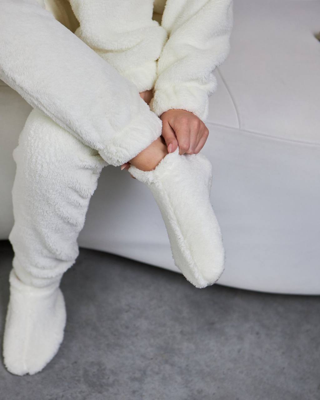 Les pyjamas de fille de rêve sont minces, des pantalons et des pantoufles lait