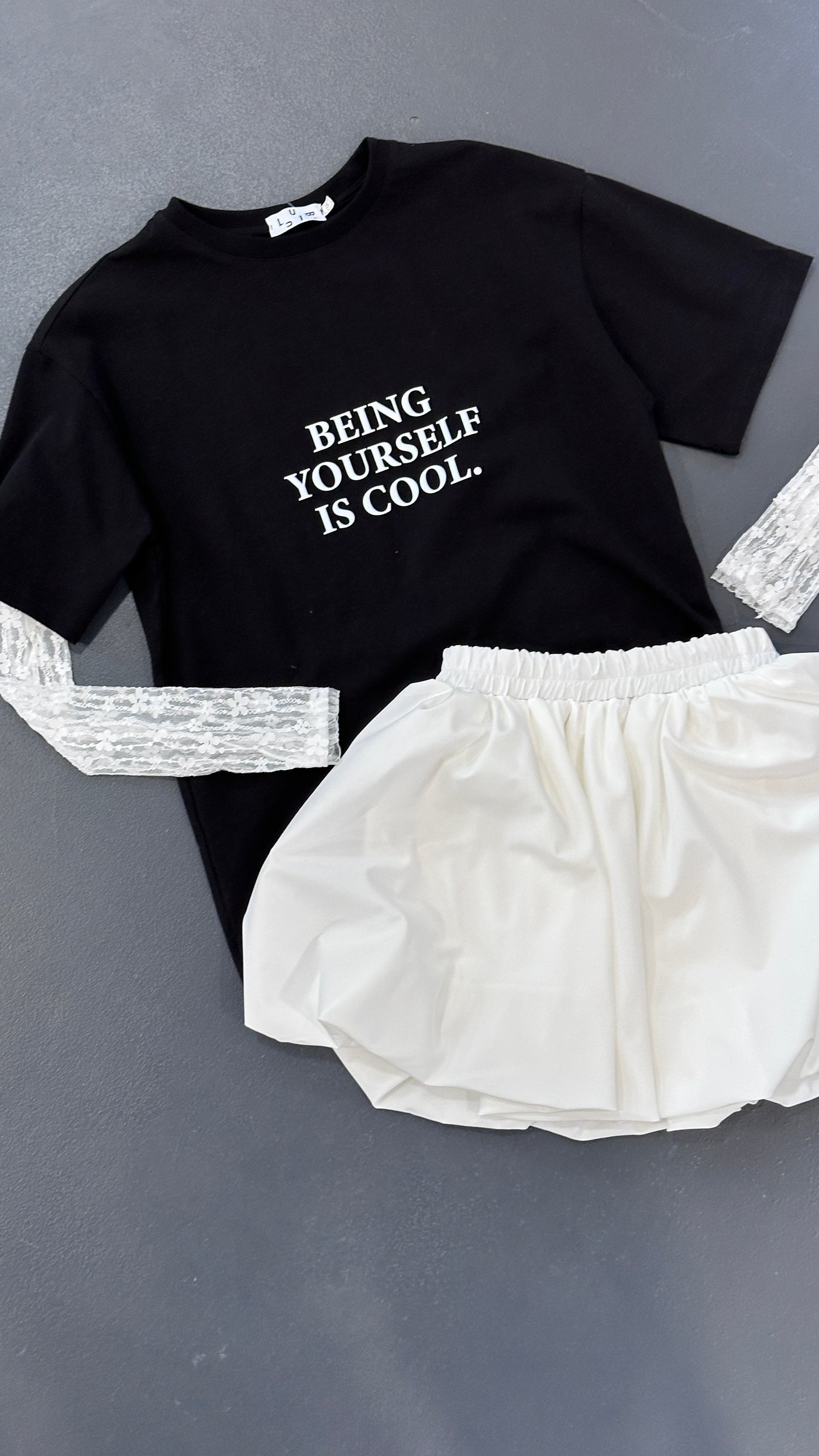 T-shirt "Yourself" Black