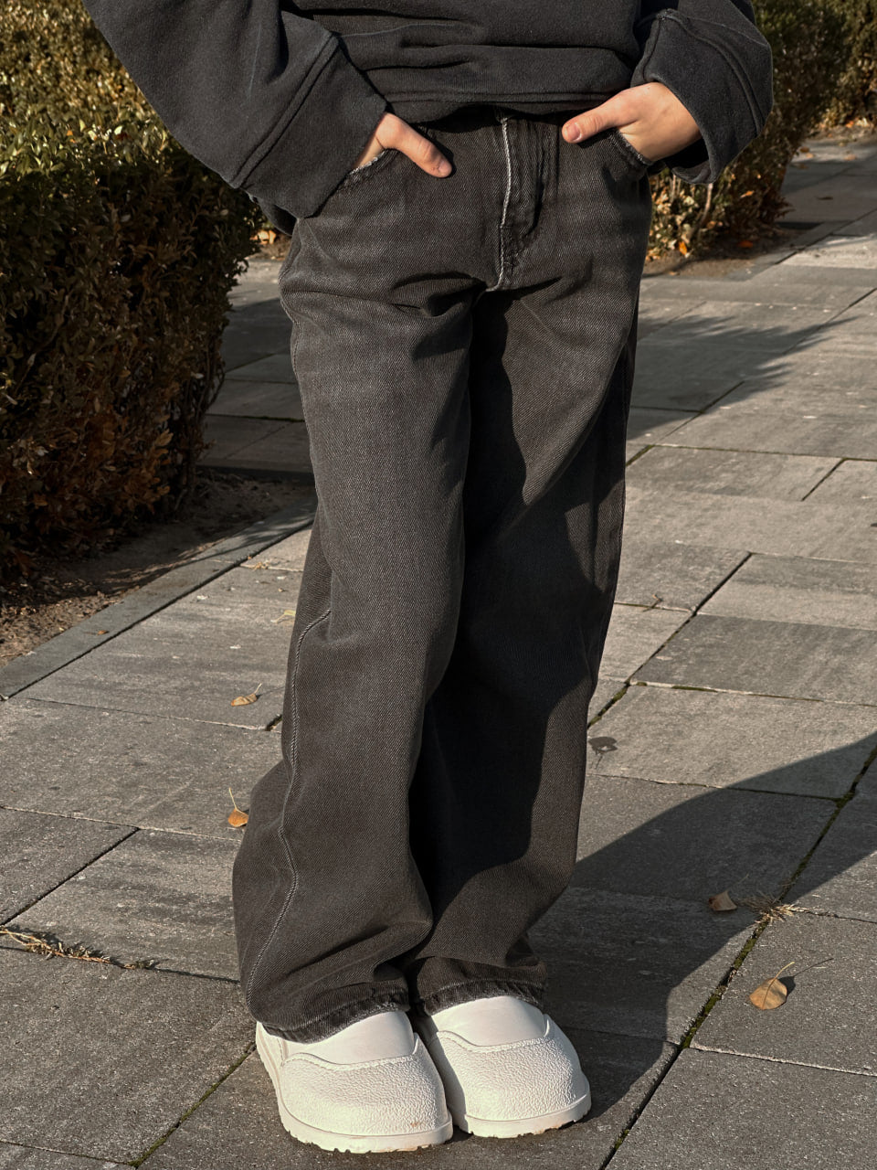 Lublu Kinder Gerade ausgefranste Jeans Grau