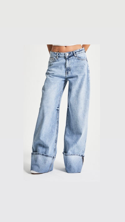 Jeans bleus repliés